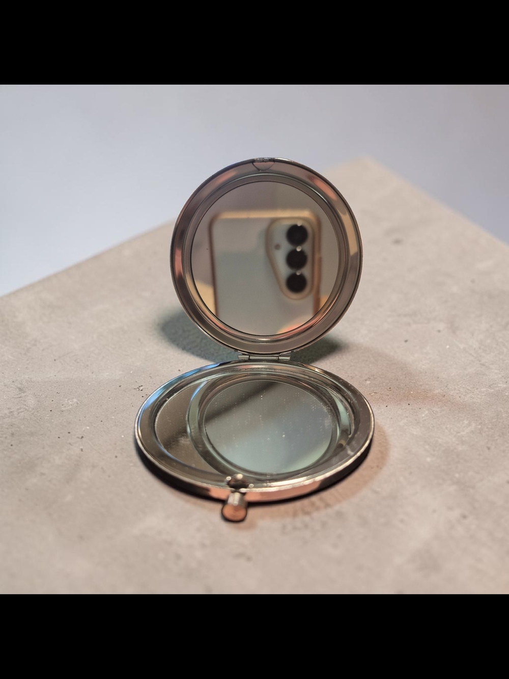 Compact Round Folding Rhinstone Hand Mirrors- Magnifying NWT Includes Velvet Bag - Picture 3 of 7